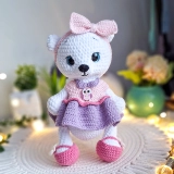 Biała szydełkowa misia w różowo-fioletowej sukience, ręcznie robiona zabawka amigurumi
